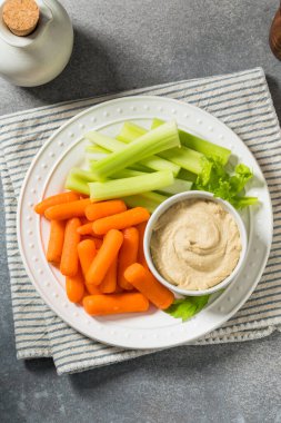 Atıştırmalık sağlıklı kereviz havucu ve humus tabağı