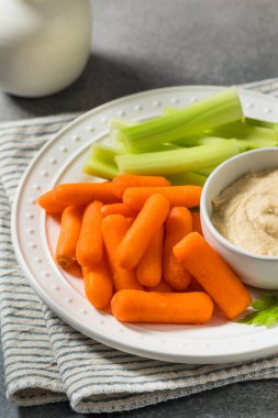 Atıştırmalık sağlıklı kereviz havucu ve humus tabağı