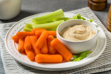 Atıştırmalık sağlıklı kereviz havucu ve humus tabağı