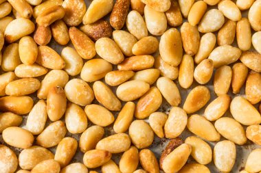 Tavada pişmiş organik çam fıstığı.