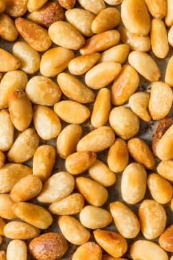 Tavada pişmiş organik çam fıstığı.