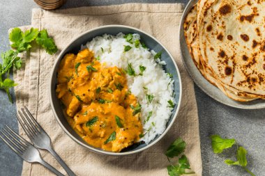 Ev yapımı hindistancevizi mangolu körili tavuk ve pilav.