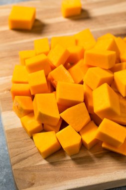 Kesme tahtasına çiğ kesilmiş tereyağlı ezme.