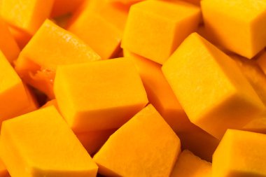 Kesme tahtasına çiğ kesilmiş tereyağlı ezme.