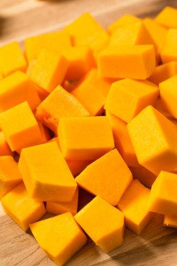 Kesme tahtasına çiğ kesilmiş tereyağlı ezme.