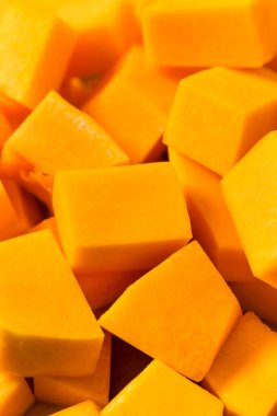 Kesme tahtasına çiğ kesilmiş tereyağlı ezme.