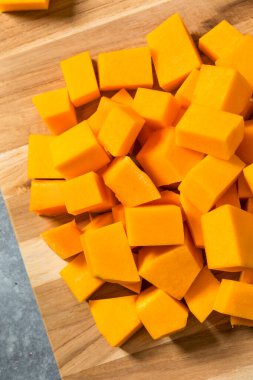 Kesme tahtasına çiğ kesilmiş tereyağlı ezme.