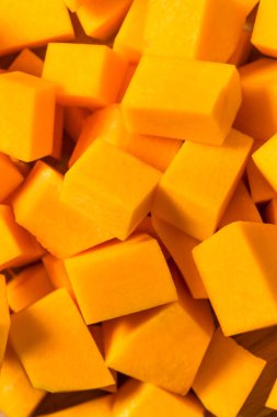 Kesme tahtasına çiğ kesilmiş tereyağlı ezme.