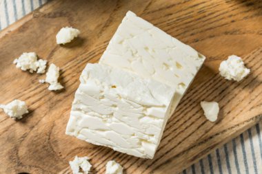 Organik Feta Peynir Bloğu Çökmeye Hazır