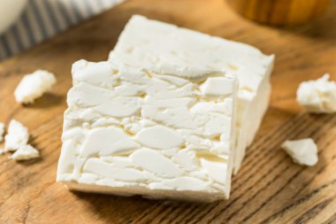 Organik Feta Peynir Bloğu Çökmeye Hazır