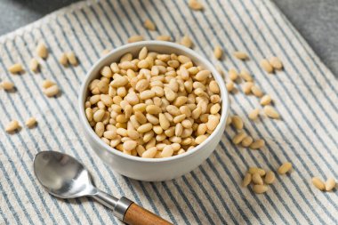 Kase içinde çiğ organik çam fıstığı.