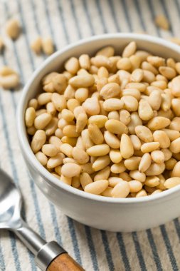 Kase içinde çiğ organik çam fıstığı.