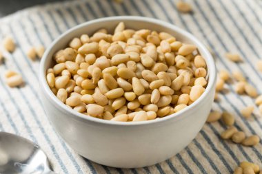 Kase içinde çiğ organik çam fıstığı.