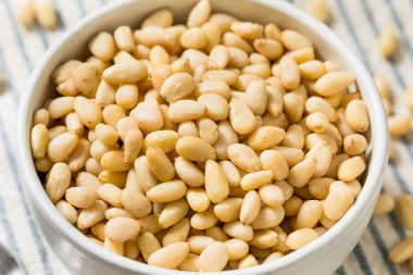 Kase içinde çiğ organik çam fıstığı.