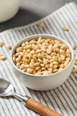 Kase içinde çiğ organik çam fıstığı.