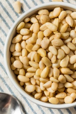 Kase içinde çiğ organik çam fıstığı.