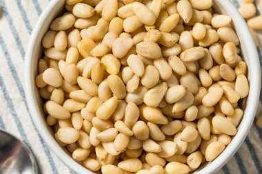 Kase içinde çiğ organik çam fıstığı.