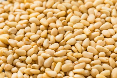 Kase içinde çiğ organik çam fıstığı.