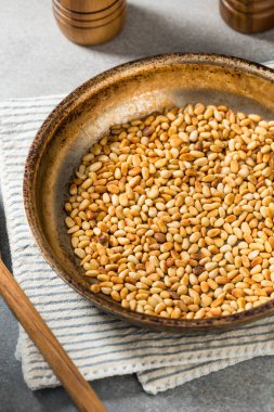 Tavada pişmiş organik çam fıstığı.