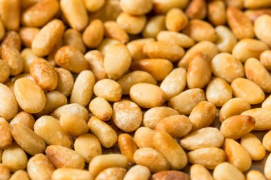 Tavada pişmiş organik çam fıstığı.