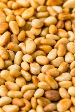 Tavada pişmiş organik çam fıstığı.