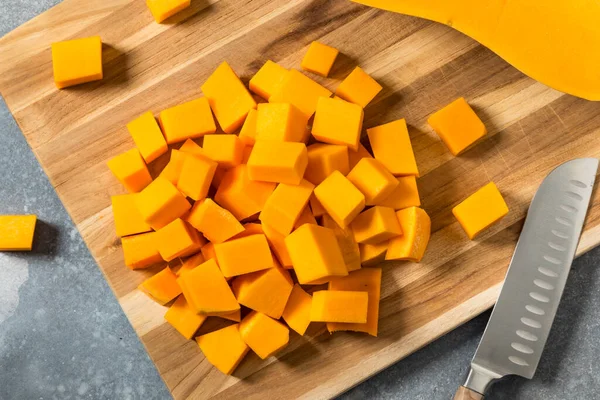 Kesme tahtasına çiğ kesilmiş tereyağlı ezme.