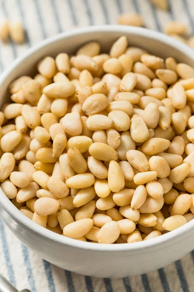 Kase içinde çiğ organik çam fıstığı.