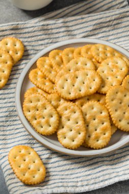 Tuzlu ve Tereyağlı Oval Krakerler Tabakta Deniz Tuzu