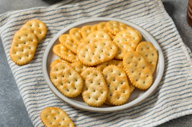 Tuzlu ve Tereyağlı Oval Krakerler Tabakta Deniz Tuzu