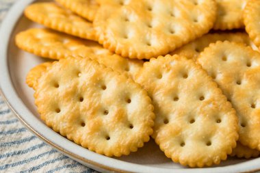 Tuzlu ve Tereyağlı Oval Krakerler Tabakta Deniz Tuzu