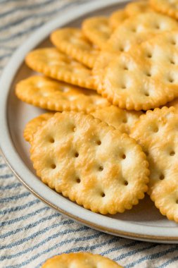 Tuzlu ve Tereyağlı Oval Krakerler Tabakta Deniz Tuzu