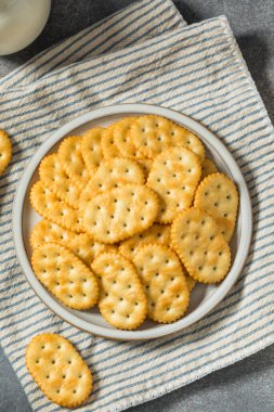 Tuzlu ve Tereyağlı Oval Krakerler Tabakta Deniz Tuzu