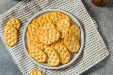 Tuzlu ve Tereyağlı Oval Krakerler Tabakta Deniz Tuzu