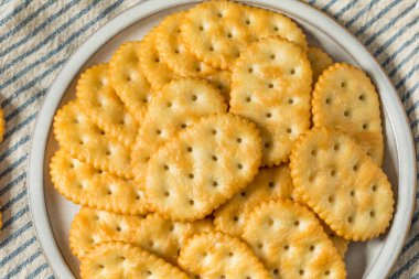 Tuzlu ve Tereyağlı Oval Krakerler Tabakta Deniz Tuzu