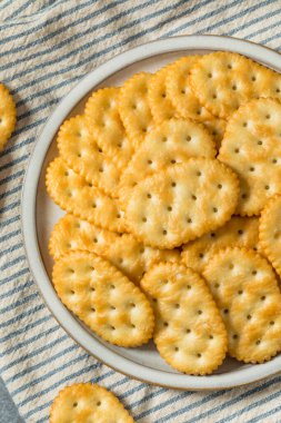 Tuzlu ve Tereyağlı Oval Krakerler Tabakta Deniz Tuzu