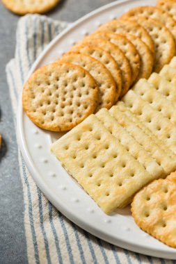 Tuzlu ve tereyağlı kraker tabağı ve deniz tuzu karışımı.