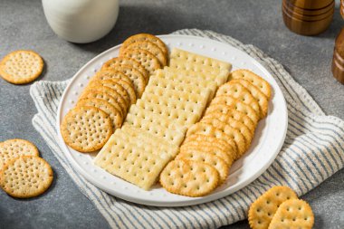Tuzlu ve tereyağlı kraker tabağı ve deniz tuzu karışımı.