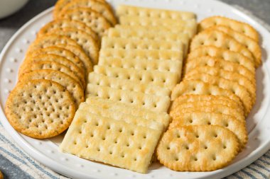 Tuzlu ve tereyağlı kraker tabağı ve deniz tuzu karışımı.