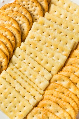 Tuzlu ve tereyağlı kraker tabağı ve deniz tuzu karışımı.