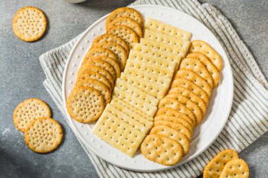 Tuzlu ve tereyağlı kraker tabağı ve deniz tuzu karışımı.