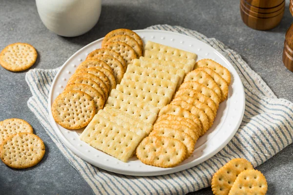 Tuzlu ve tereyağlı kraker tabağı ve deniz tuzu karışımı.