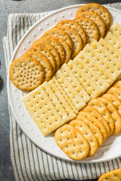 Tuzlu ve tereyağlı kraker tabağı ve deniz tuzu karışımı.