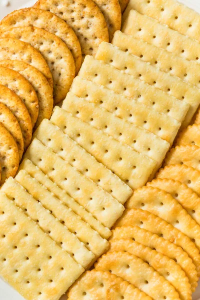 Tuzlu ve tereyağlı kraker tabağı ve deniz tuzu karışımı.