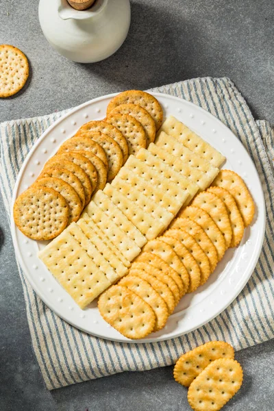 Tuzlu ve tereyağlı kraker tabağı ve deniz tuzu karışımı.