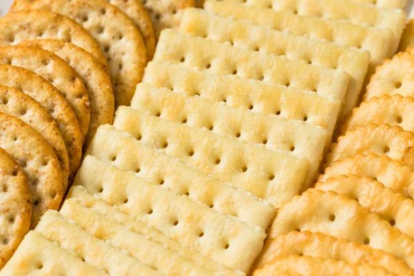 Tuzlu ve tereyağlı kraker tabağı ve deniz tuzu karışımı.