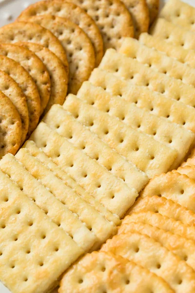 Tuzlu ve tereyağlı kraker tabağı ve deniz tuzu karışımı.