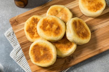 Kahvaltı için tereyağlı ev yapımı İngiliz Kekleri