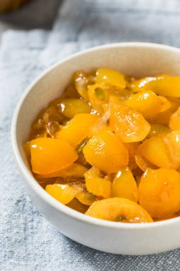 Tatlı şekerli Kumkatlar ve basit şurup kasesi.