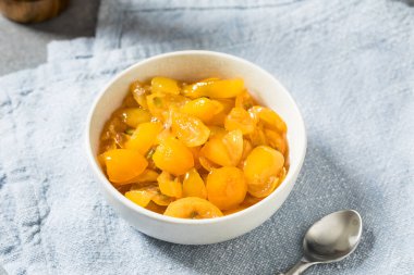 Tatlı şekerli Kumkatlar ve basit şurup kasesi.