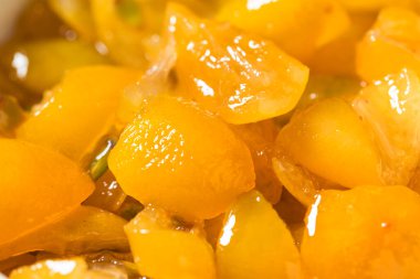 Tatlı şekerli Kumkatlar ve basit şurup kasesi.